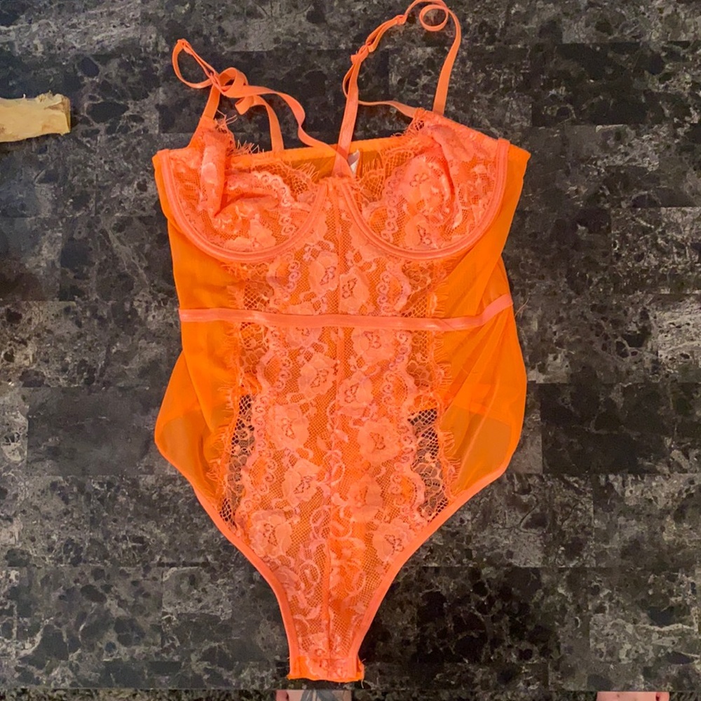 NWOT Fashion Nova lace bodysuit